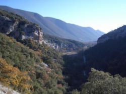 Les faces Sud à gauche vues depuis le secteur de la Baleine / Saint-Léger-du-Ventoux